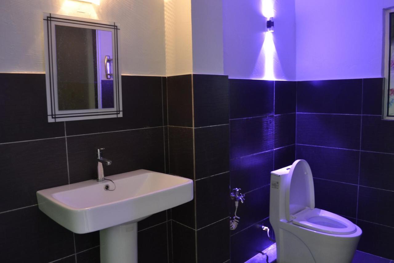 Pine Hotel Бату Гаяах Екстериор снимка