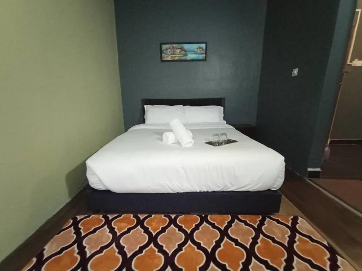 Pine Hotel Бату Гаяах Екстериор снимка