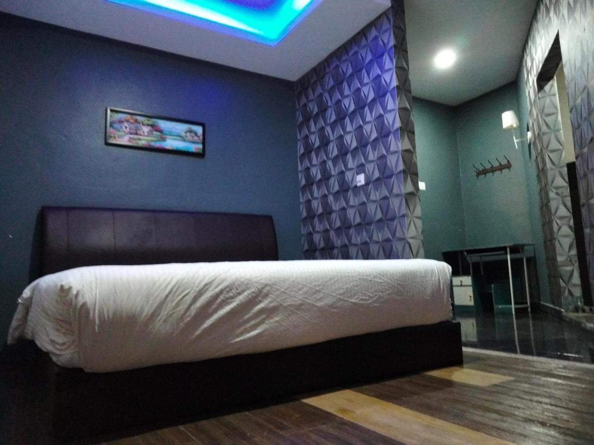 Pine Hotel Бату Гаяах Екстериор снимка
