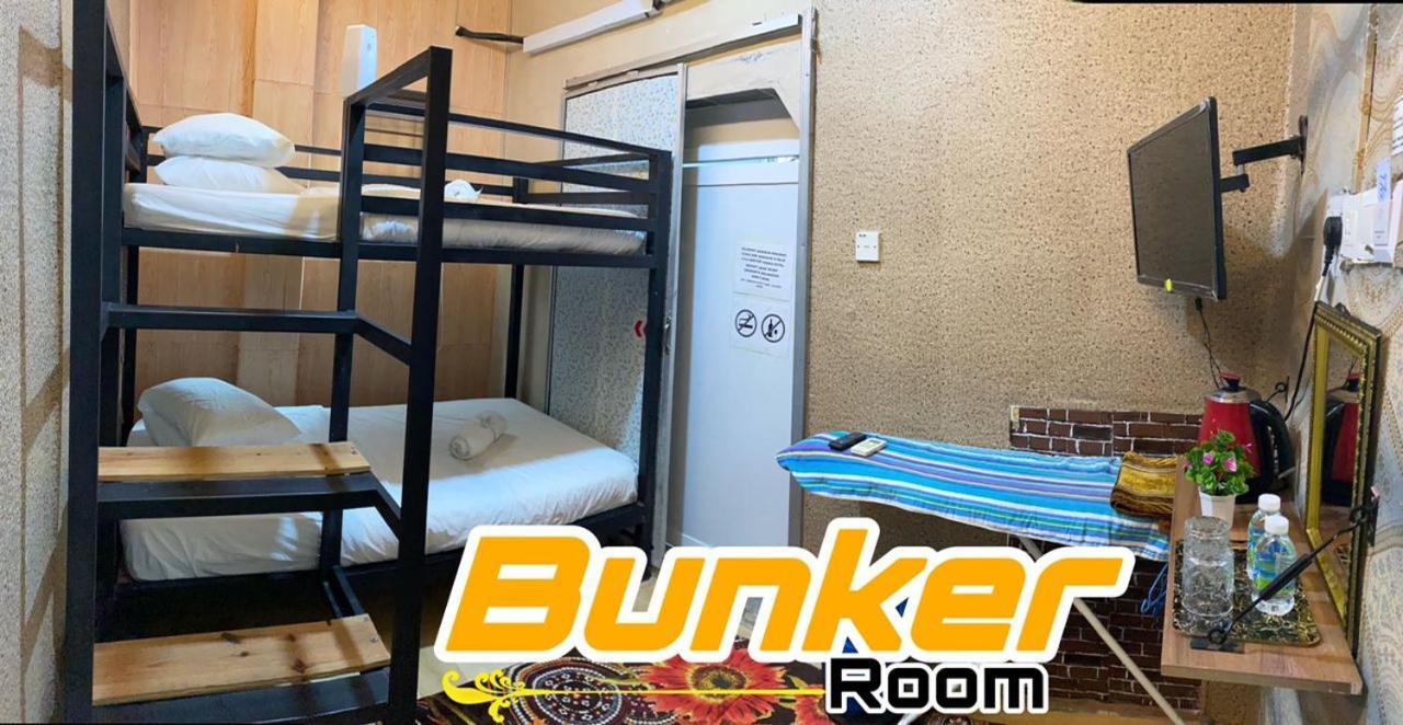 Pine Hotel Бату Гаяах Екстериор снимка