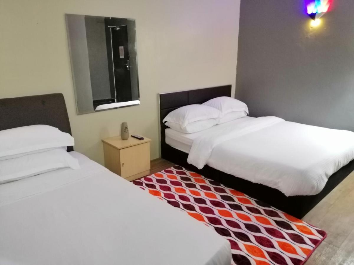 Pine Hotel Бату Гаяах Екстериор снимка