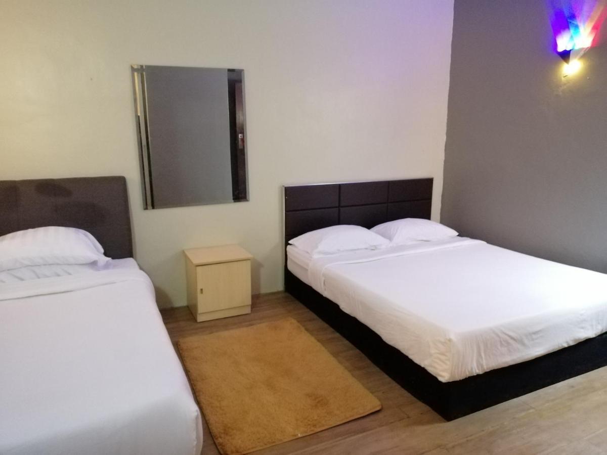 Pine Hotel Бату Гаяах Екстериор снимка