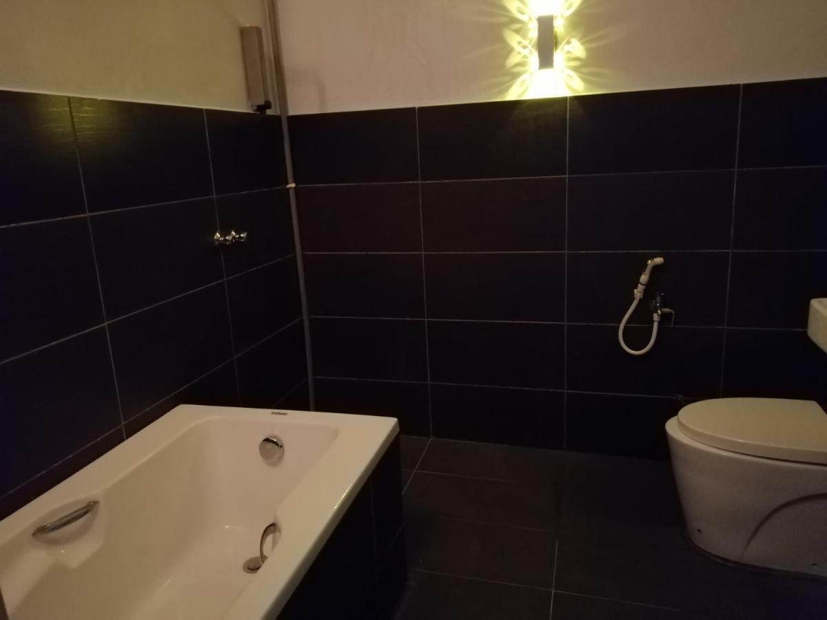 Pine Hotel Бату Гаяах Екстериор снимка