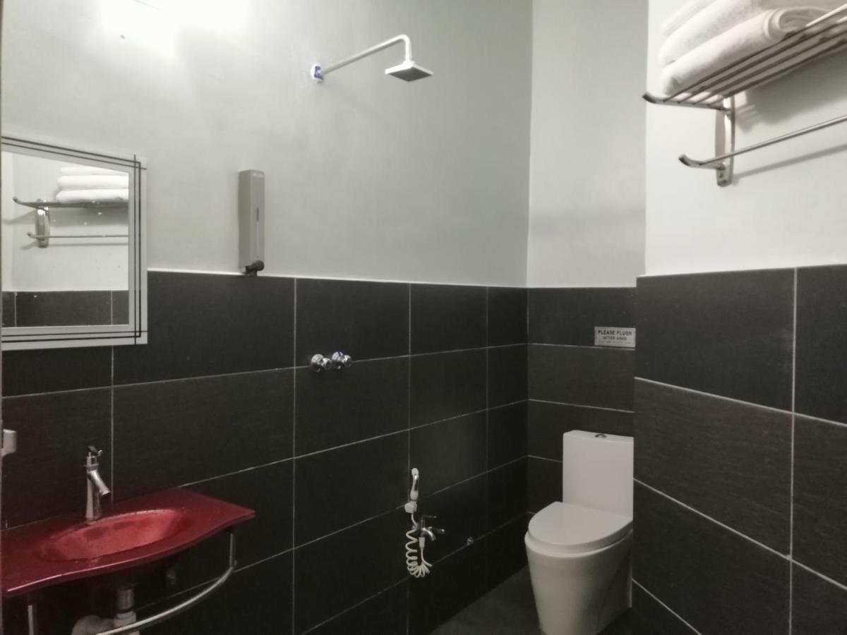 Pine Hotel Бату Гаяах Екстериор снимка