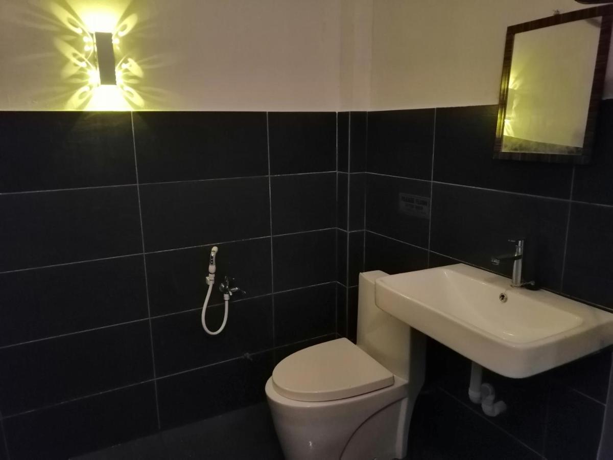 Pine Hotel Бату Гаяах Екстериор снимка