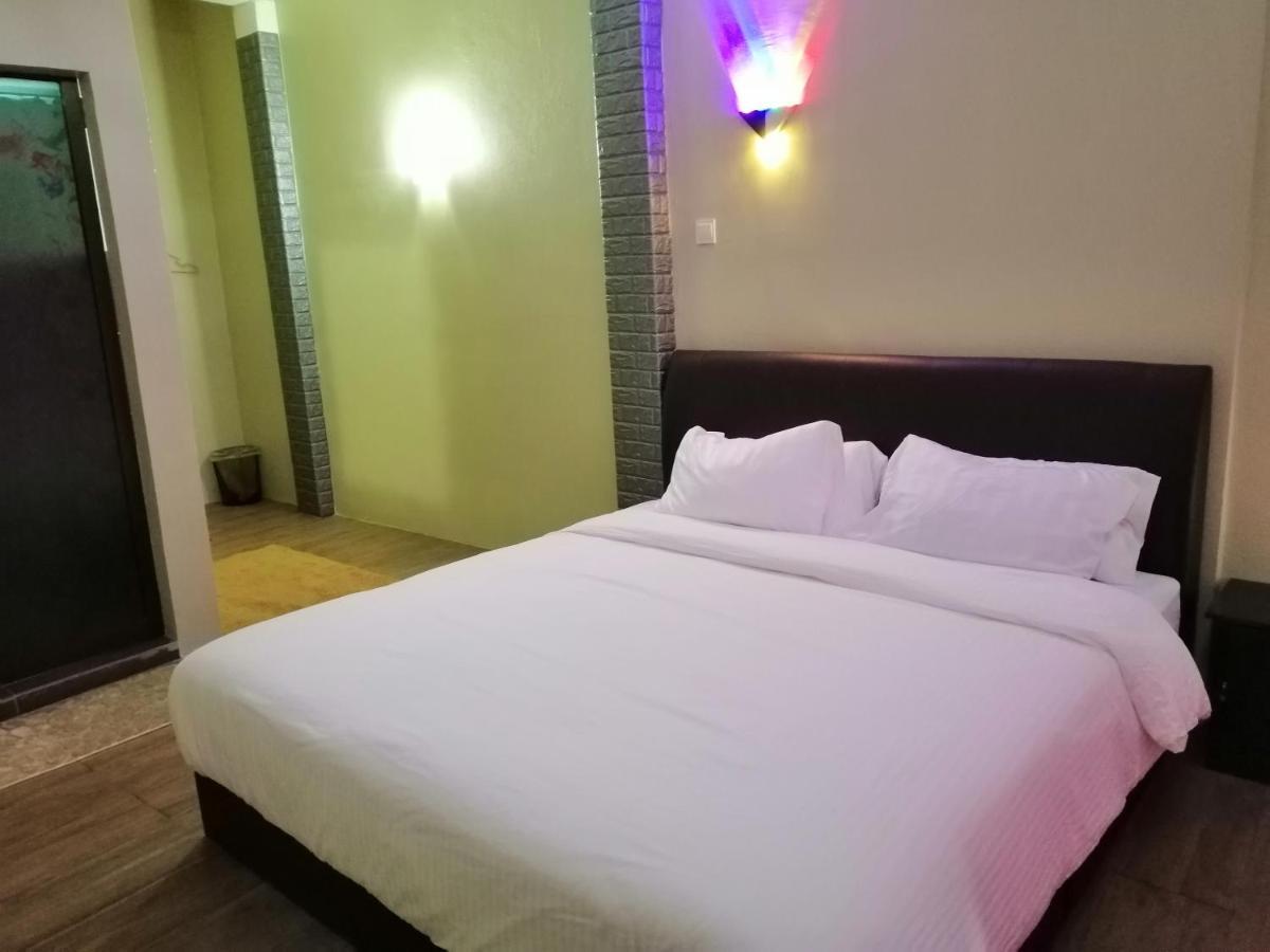 Pine Hotel Бату Гаяах Екстериор снимка