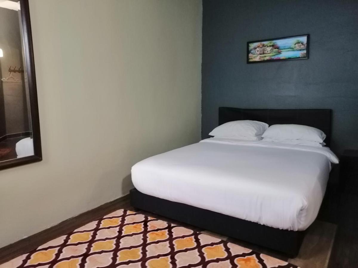 Pine Hotel Бату Гаяах Екстериор снимка